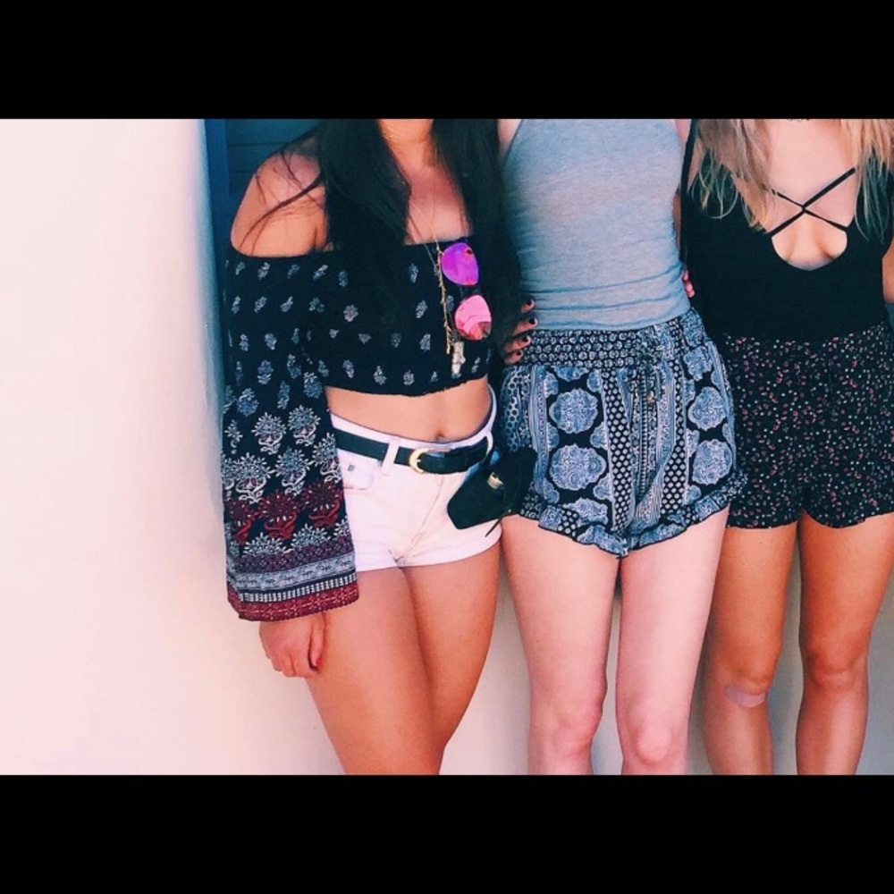 LF Into Flowy crop top - Picture 1 of 3
